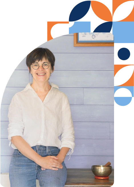 femmes assises sur une table